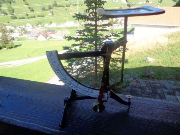 Alte Apothekerwaage / Medikamentenwaage