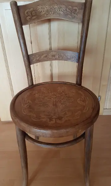 antiker stuhl mit intarsien