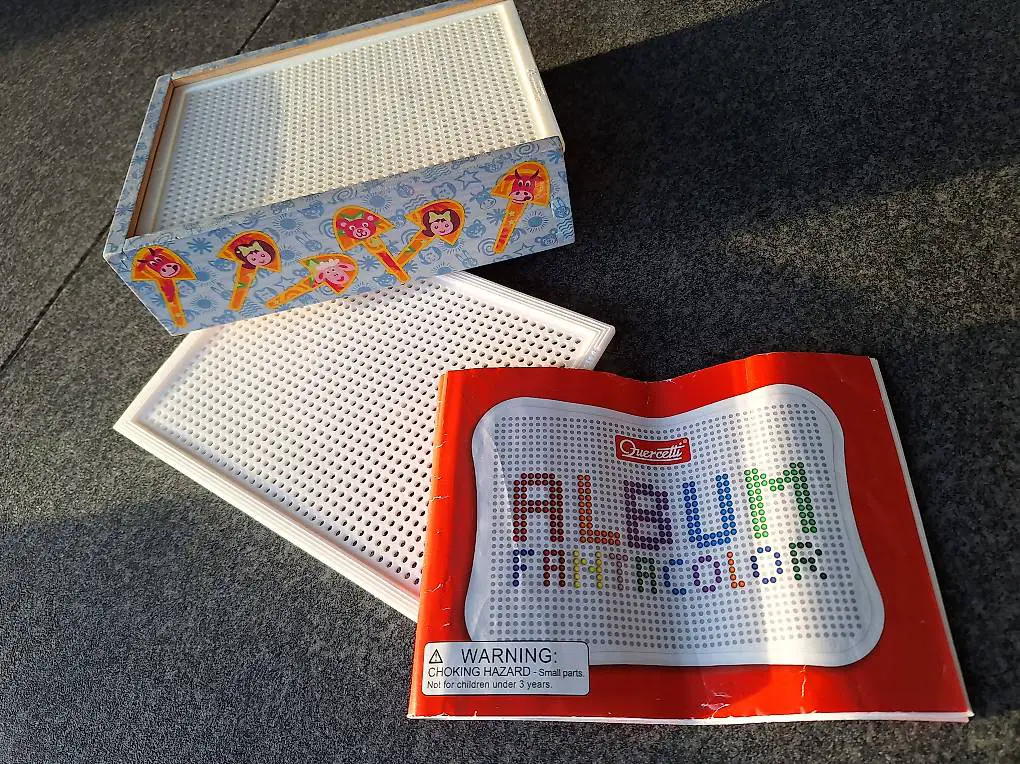 Steckspiel mit zwei Lochplatten und Anleitungsheft