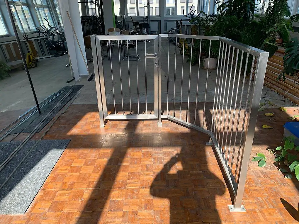 Hochwertige Edelstahl Eingangsschranke mit Türe - Unikat