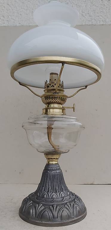 Schöne Petrollampe mit massiven Gussfuss, Glasschirm um 1900