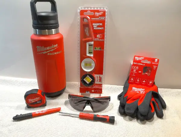 Für MILWAUKEE-Fans (Promo-Set + Wasserwaage + Handschuhe)