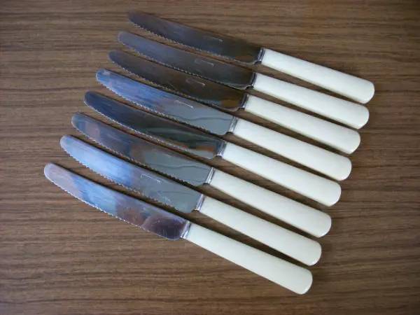 8 anciens couteaux de table à fromage ou à dessert - Vintage