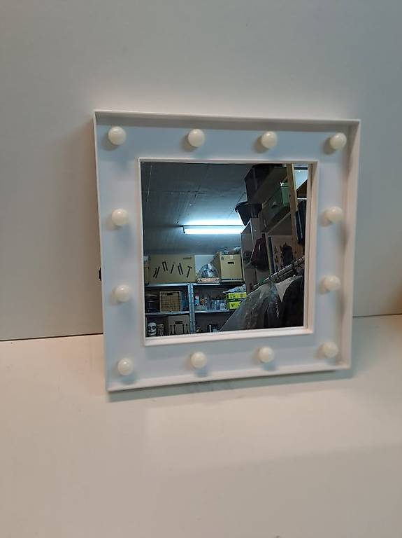 Kleine Schminkspiegel mit Beleuchtung