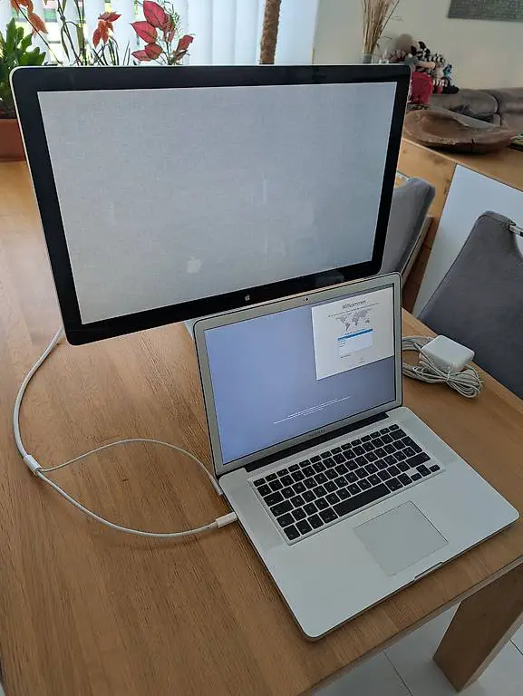 Apple Cinema Display 27" + MacBook Pro15"