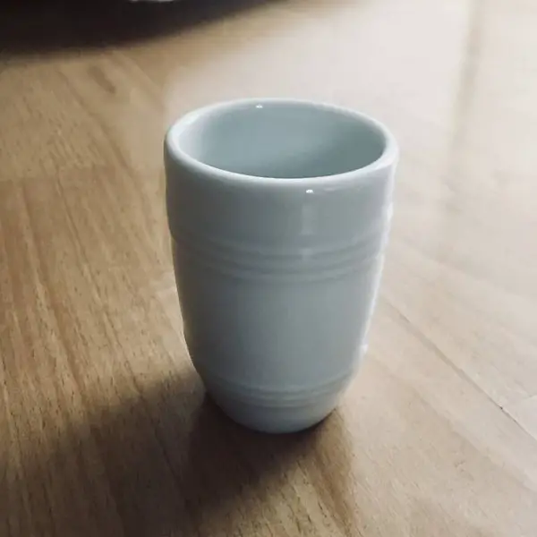  Kleine Porzellan-Becher zu verkaufen