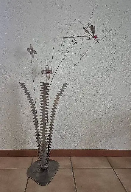 Kunstwerk aus Silber und Metall, Libelle und Blumen