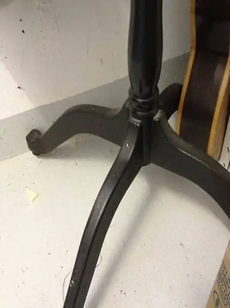 Massives Eisentischbein und Nussbaum Platte