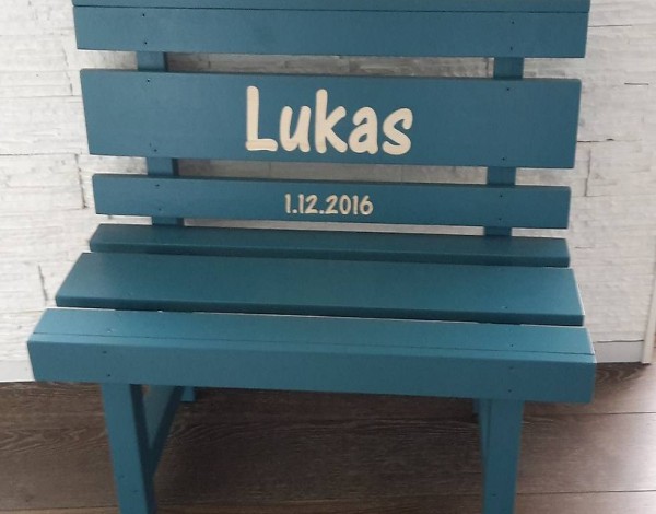 Geburtsbänkli mit eingefrästen Namen und Datum