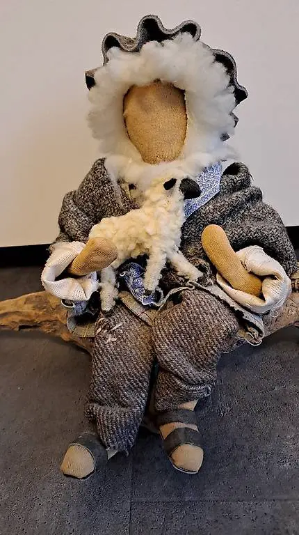 Schwarzenberger Krippenfigur, wunderschöner Hirte mit 1 Lamm