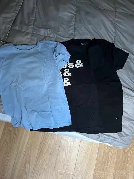 Kleider-Bundle: Hemd + 4 T-Shirts (M)