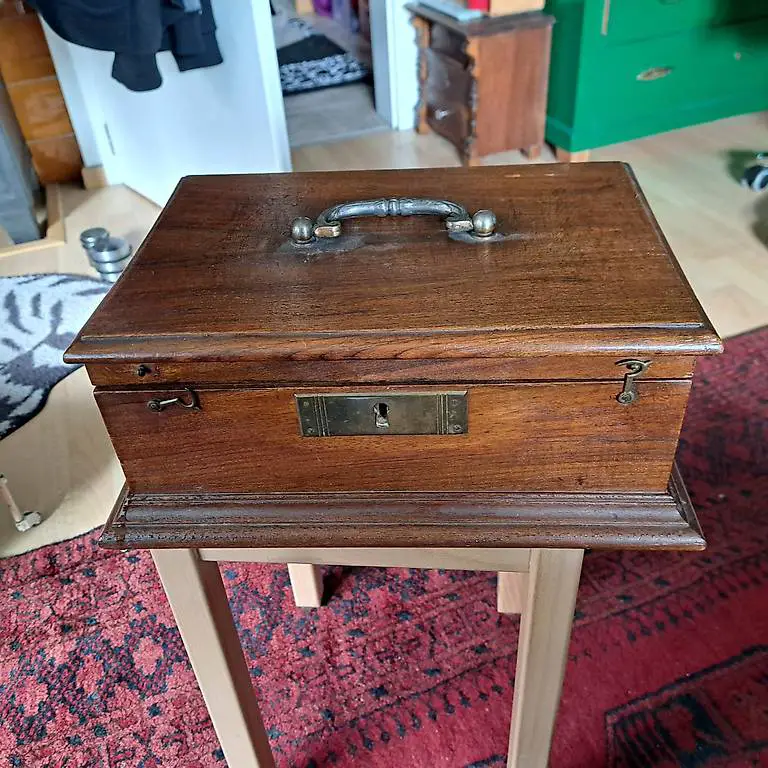 Kleine alte Holzschatulle