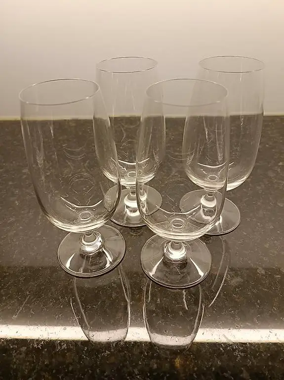 Trinkgefässe Wein- Bier- oder Cocktail-Gläser