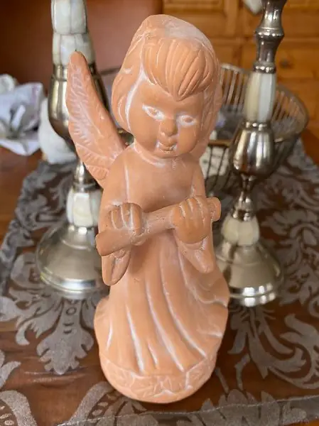 Wunderschöner Engel aus Ton