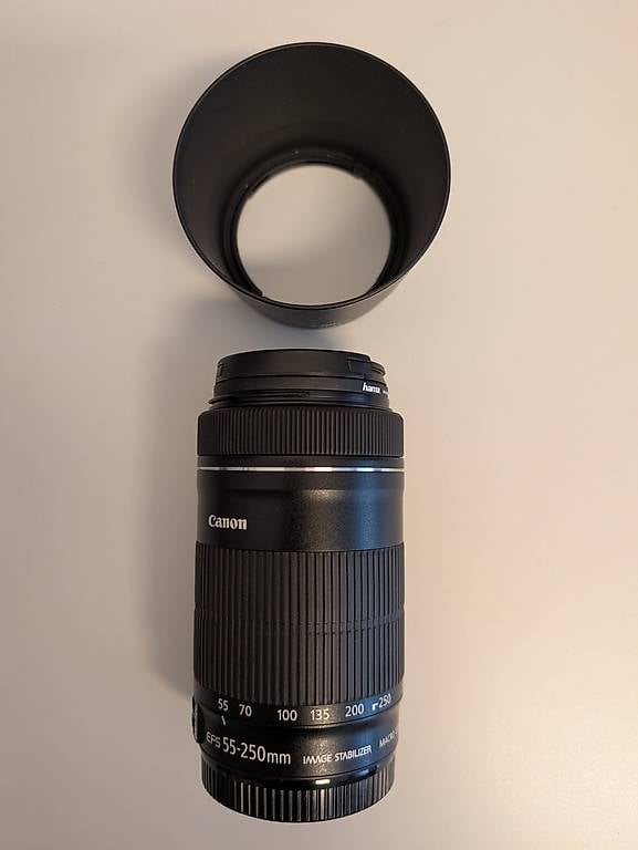Canon EF-S 55-250mm f/4-5.6 IS STM IS mit Streulichtblende