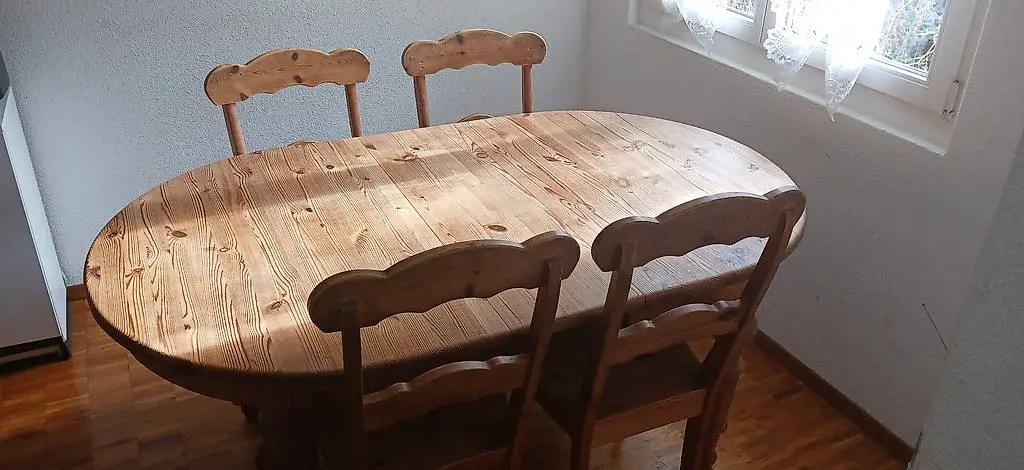 Holztisch ohne Stühle