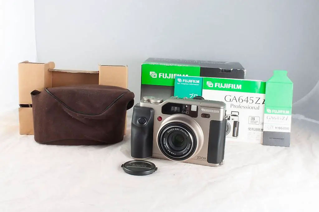 Fujifilm GA645Zi Super-EBC Fujinon 55-90mm f/4.5-6.9 >MINT