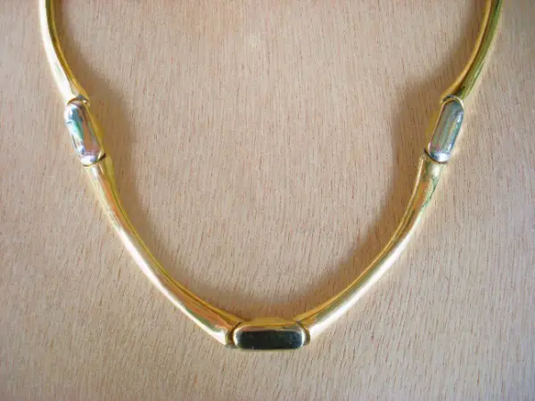 Collier tour de cou semi rigide en métal doré