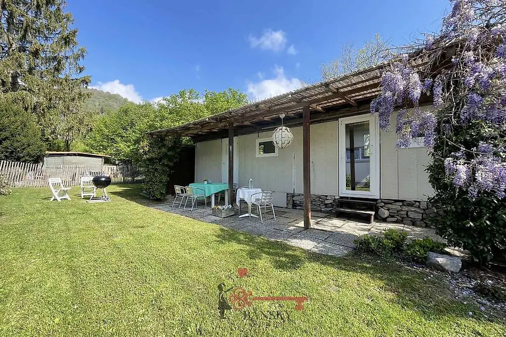 casetta con immenso giardino