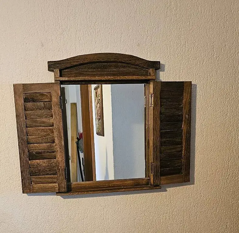 Holzfenster mit Spiegel