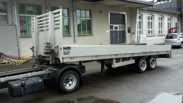 Auflieger offen mit Auffahrrampen (Baldinger)