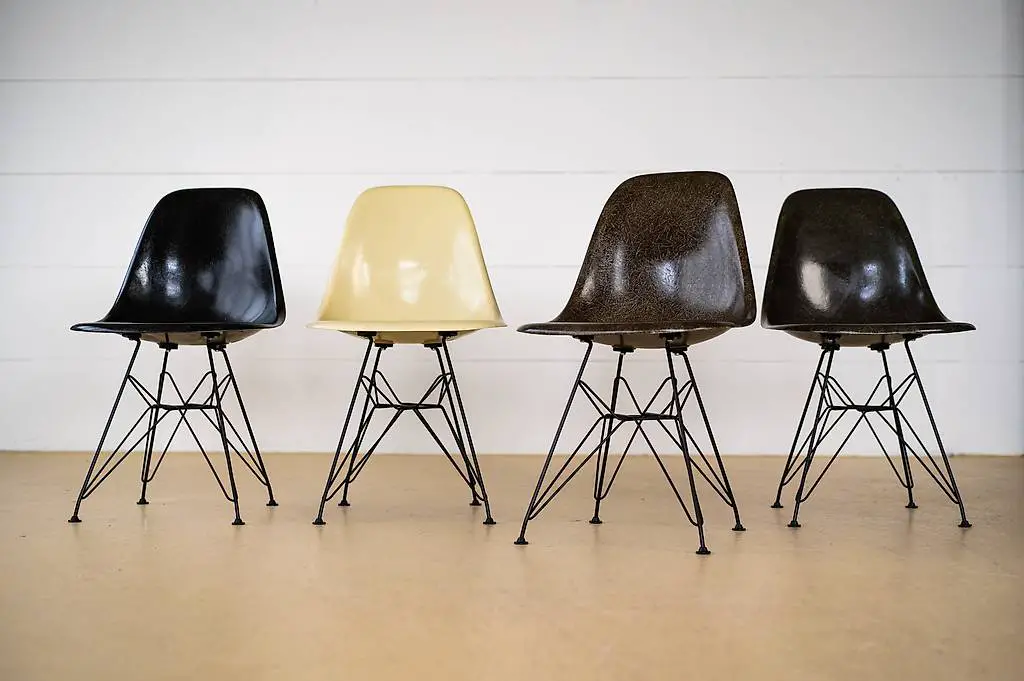 Eames Fibergals Stühle im Set