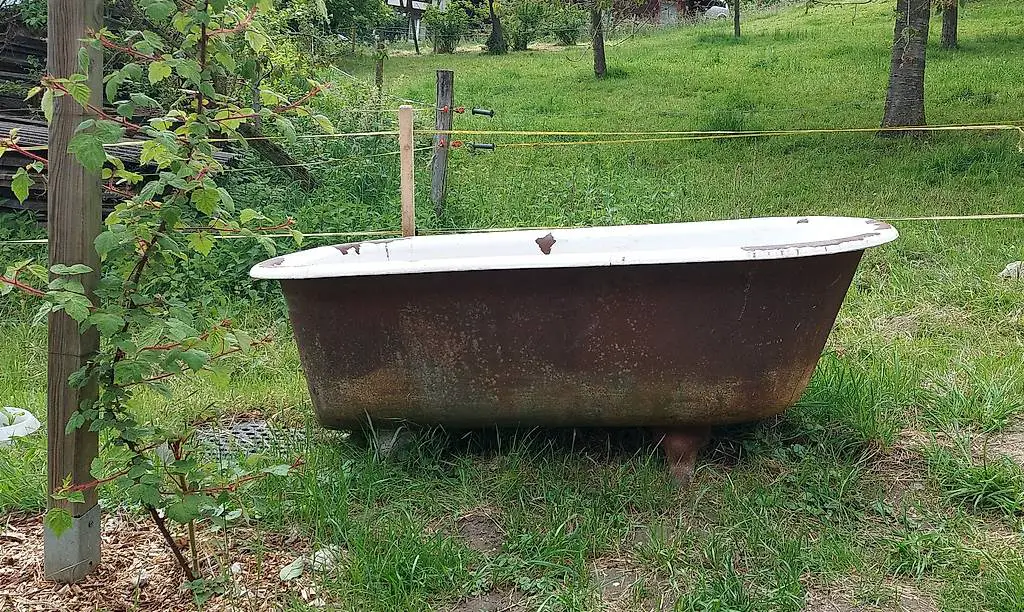 Gusseisenbadewanne mit Emaille