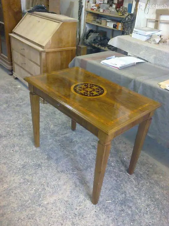 Tavolo intarsiato con cassetto