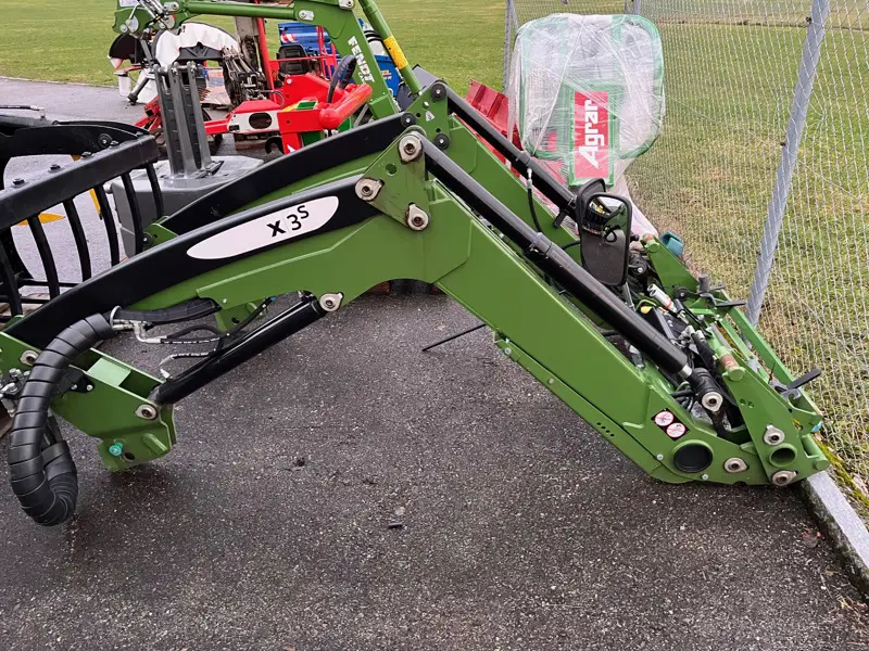 Frontlader X3S mit Anbauteile zu Fendt 211 P