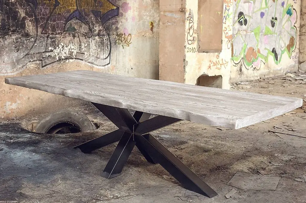 Rustikaler Tisch mit massiver Eiche Baumkannte