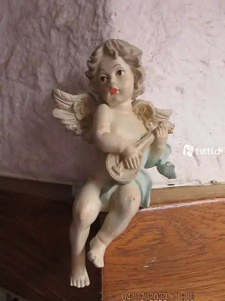  Engel sitzend der Ukulele, Laute oder Mandoline spielt