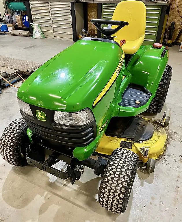 John Deere X748