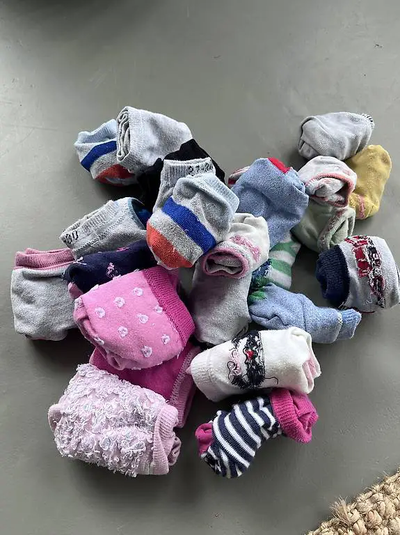 GRATIS: Diverse Kindersocken, Gr. 27-30, gebraucht