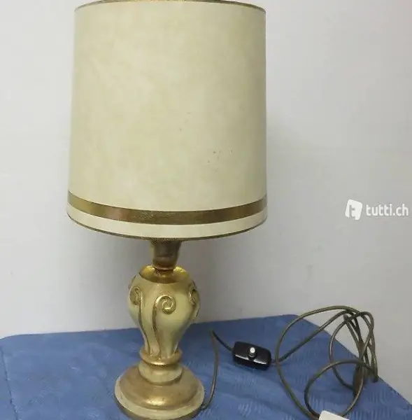  Alte Lampe mit Holzfuss