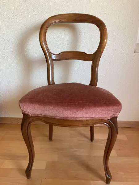 Bequemer Holzstuhl mit gepolsterter Sitzfläche