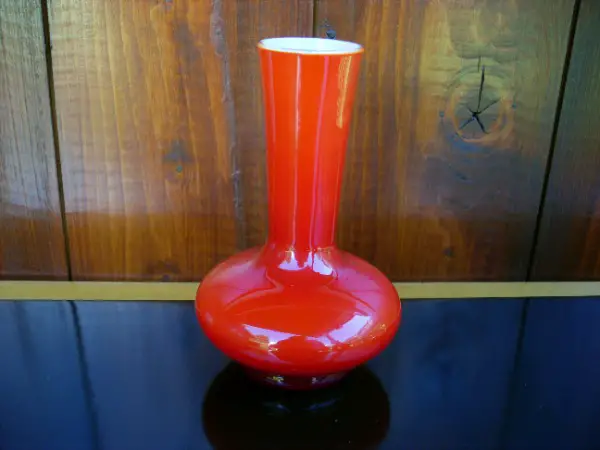 Petit vase en verre opaline rouge