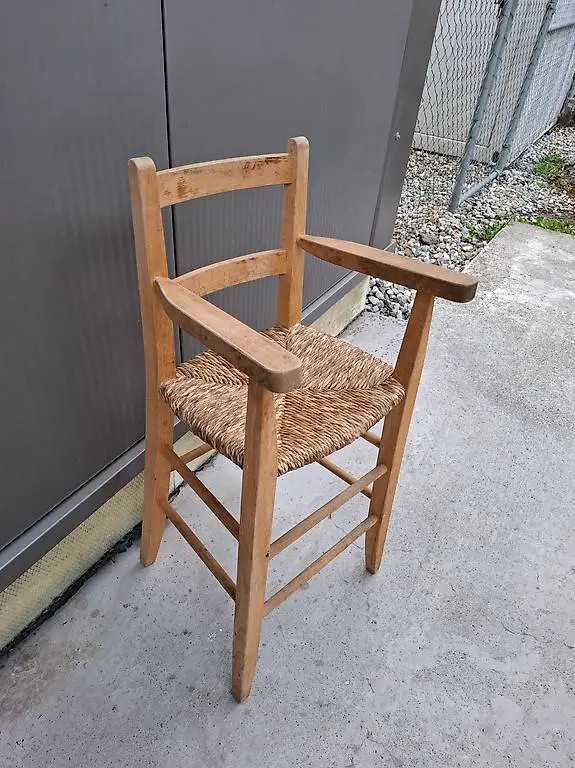 Toller Tessiner Kinder Hochstuhl mit Armlehnen aus Buchenhol