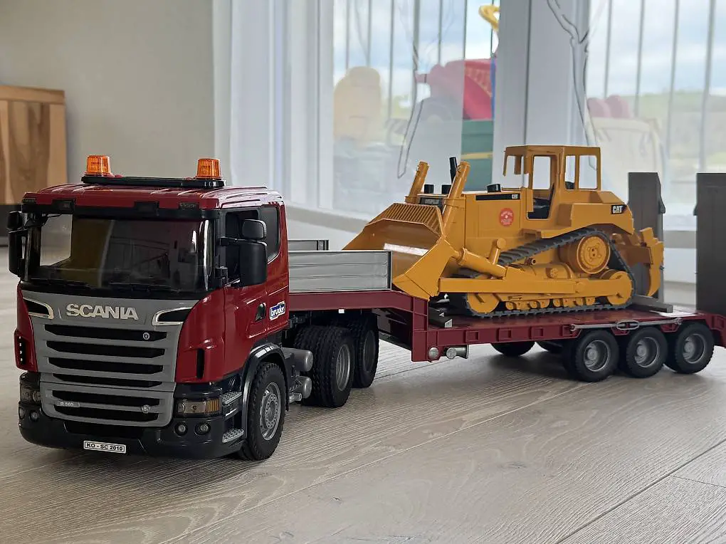 BRUDER Scania LKW mit Tieflader und Caterpillar Bulldozer