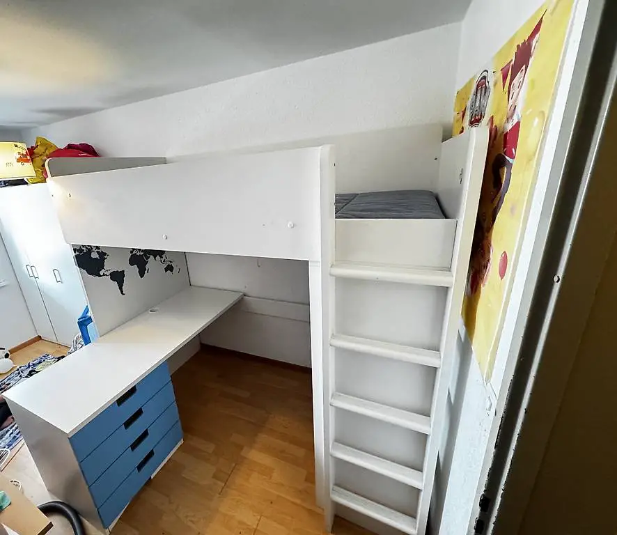 Hochbett mit Schrank und Schreibtisch