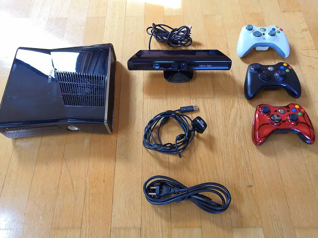 Xbox 360 Slim inkl. Kinect Sensor, 33 Spiele