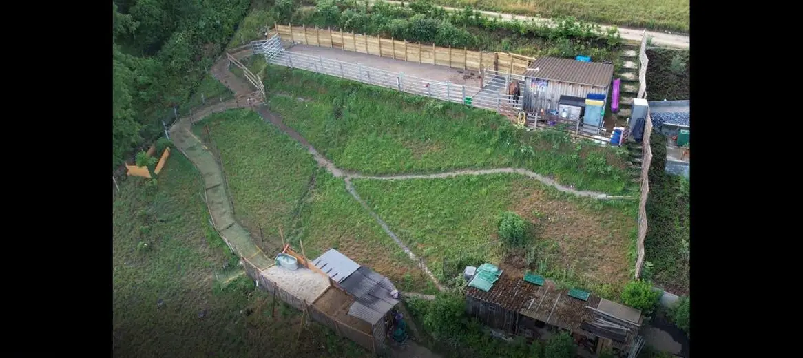 Biete Offenstall zur Pacht im Baselland