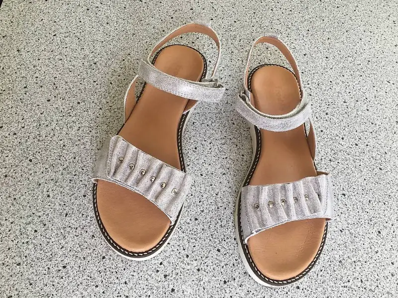 Sandaletten, einmal getragen