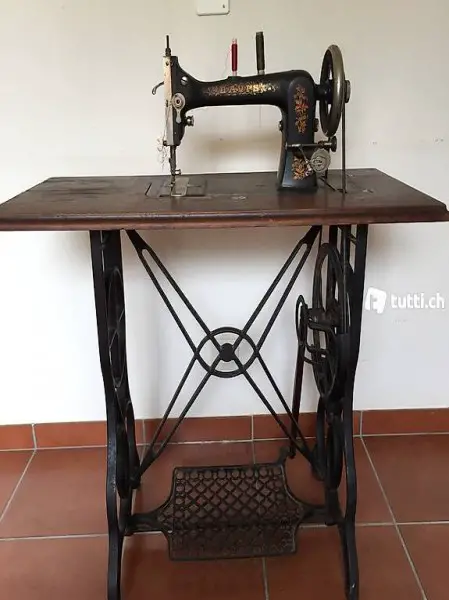 Macchina da cucire antica con supporto