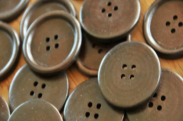 NEU25 Holzknöpfe dunkelbraun