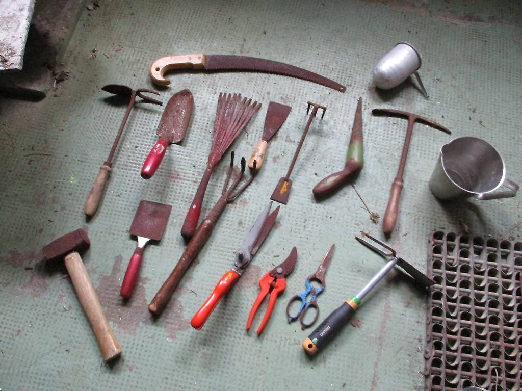 Hist. Garten-Werkzeuge mit Rost - Schrebergarten-Deko Wand