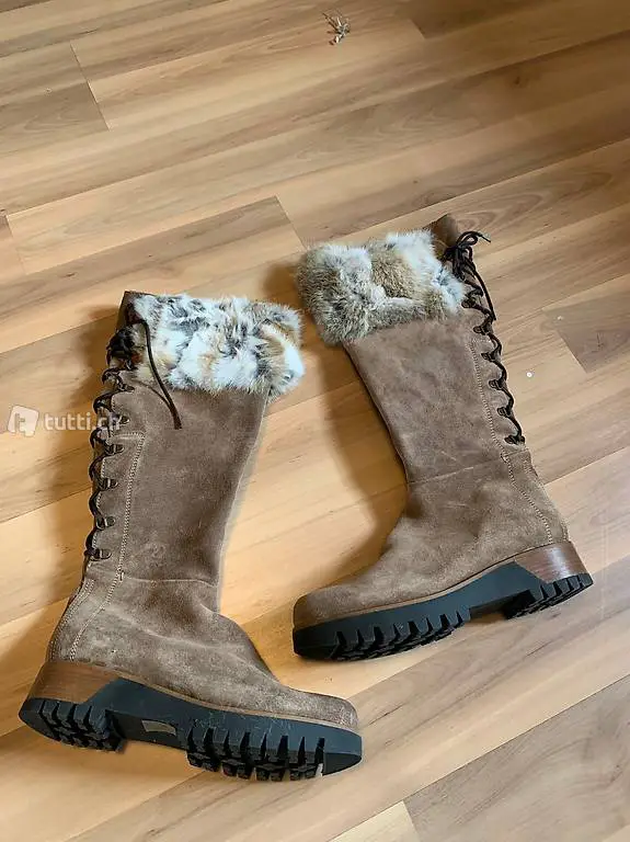 Schöne ungetragene Stiefel