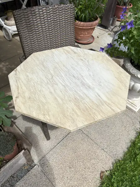 Marmor Platte mit Glitzereinschlüssen