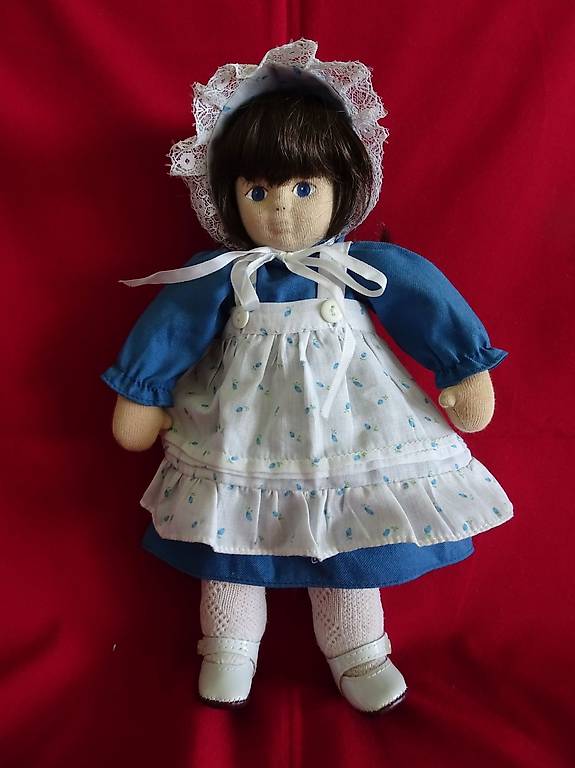 Puppe 32cm, Langhaar, bekleidet gemäss Foto.