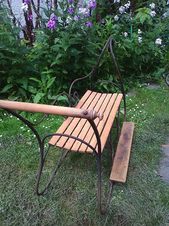 Garten Bank alt in Schlittenforn