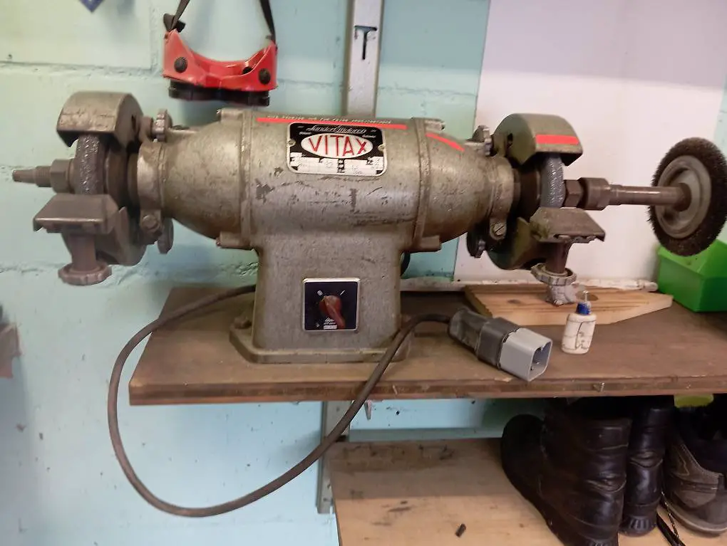 Schleifmaschine mit Drahtbürste